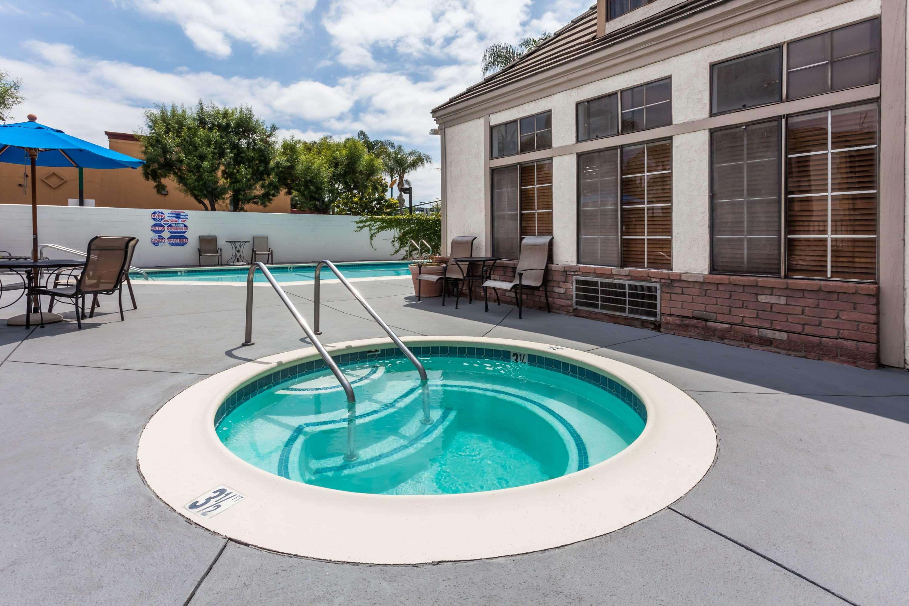 Ramada By Wyndham Anaheim Convention Center Hotell Exteriör bild