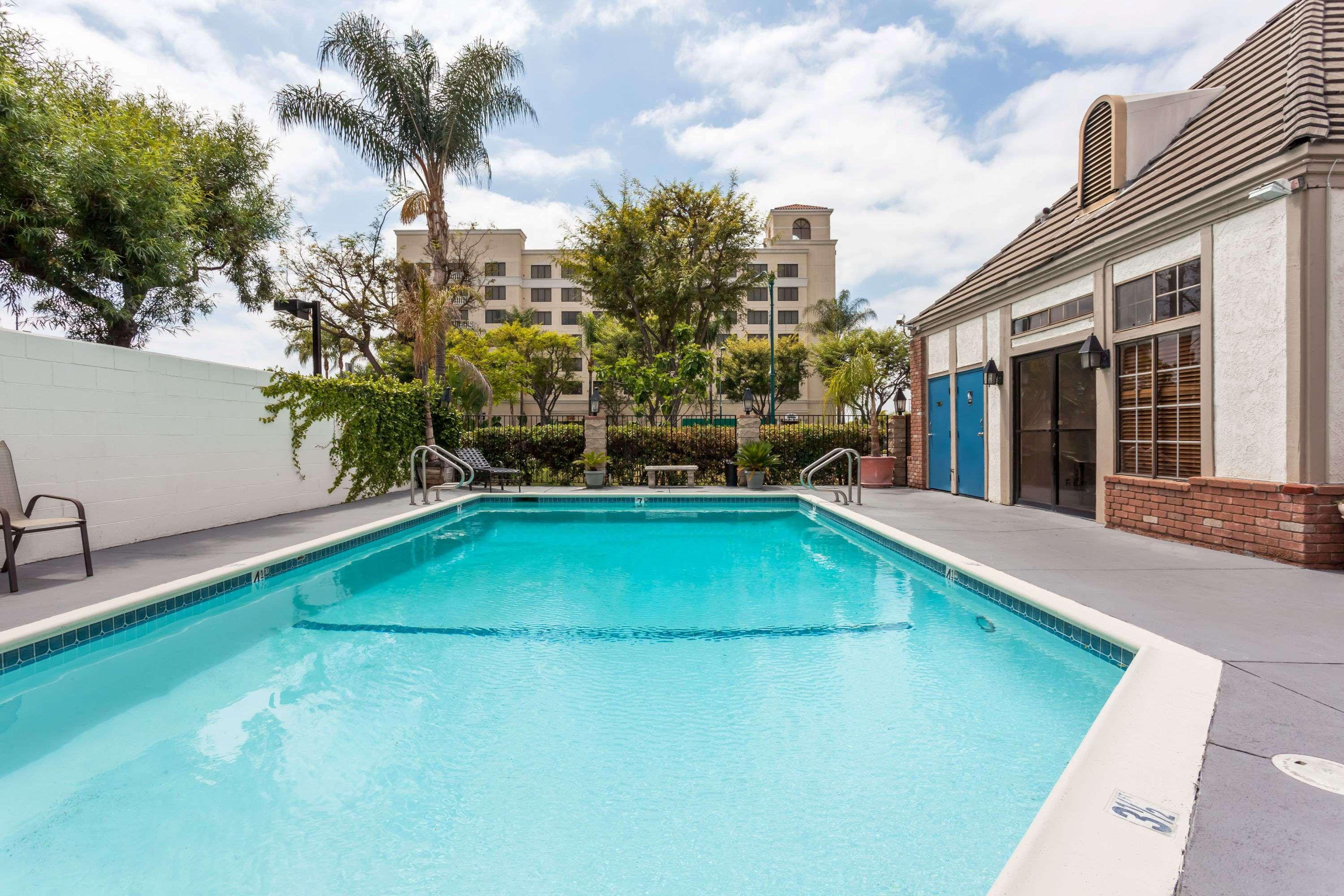 Ramada By Wyndham Anaheim Convention Center Hotell Exteriör bild
