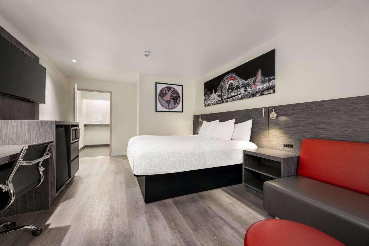 Ramada By Wyndham Anaheim Convention Center Hotell Exteriör bild