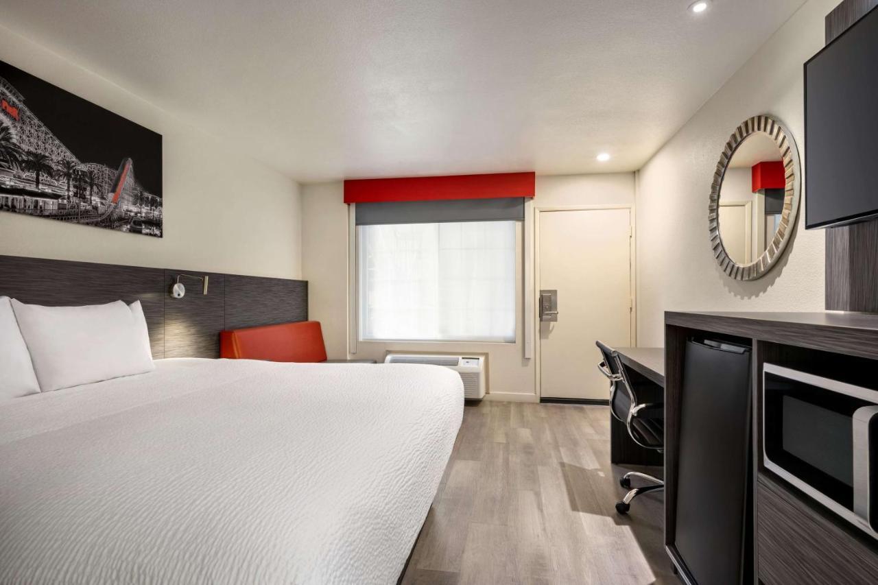 Ramada By Wyndham Anaheim Convention Center Hotell Exteriör bild